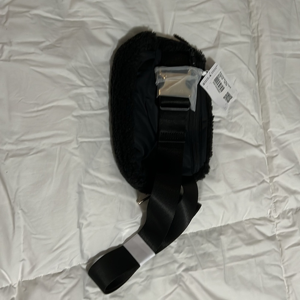 NWT Lululemon Everywhere Fleece 1L Belt Bag Gold Hardware Strap Black New - Picture 5 of 8